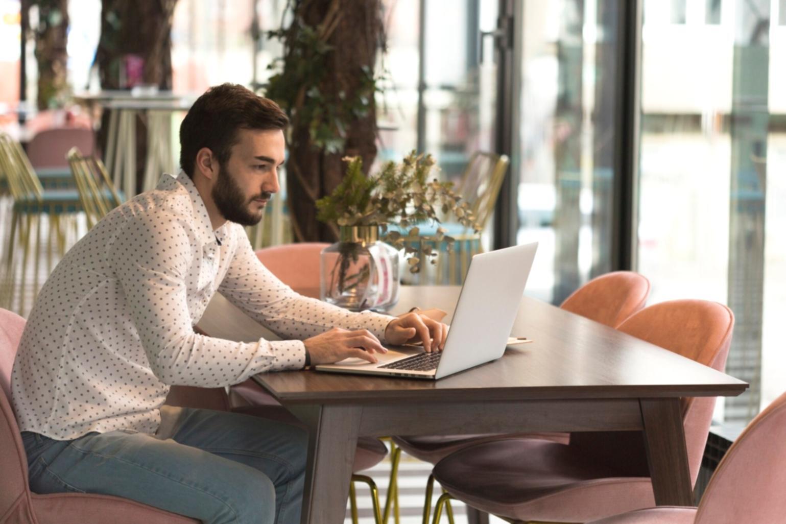 Personne analysant ses finances personnelles avec confiance
